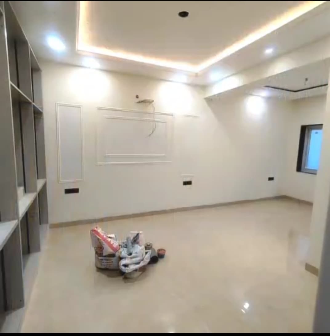 2bhk renovated floor Sushant Lok 2 on Sale