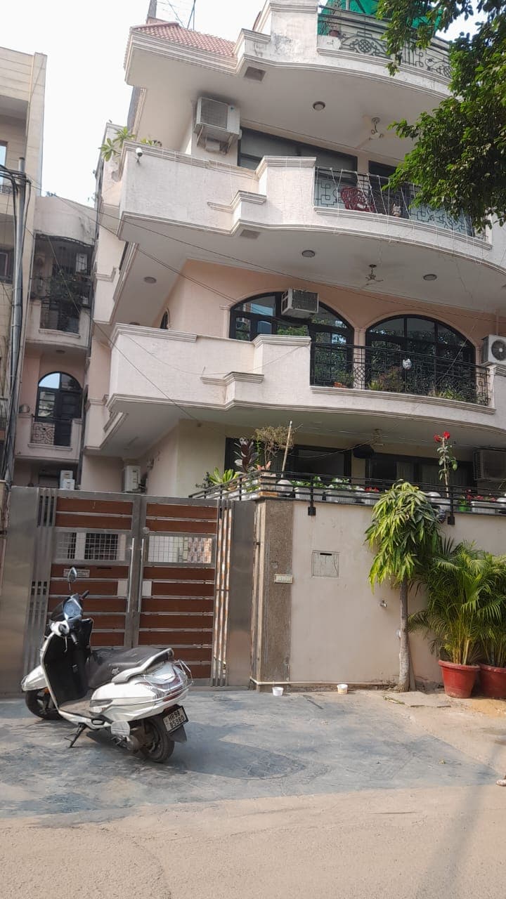 3 bhk Floor available on rent