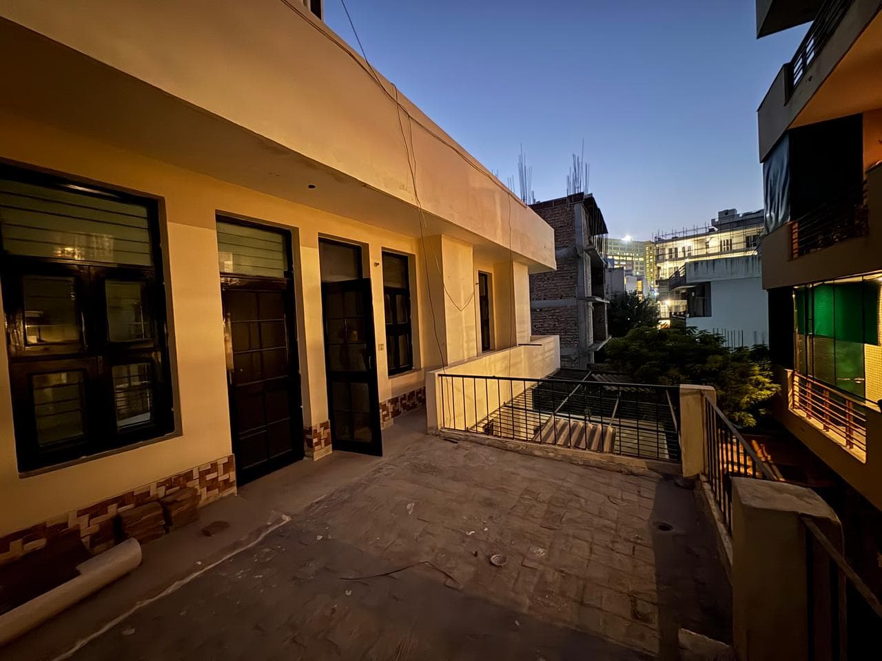 5 bhk Semi furnised builder available on rent