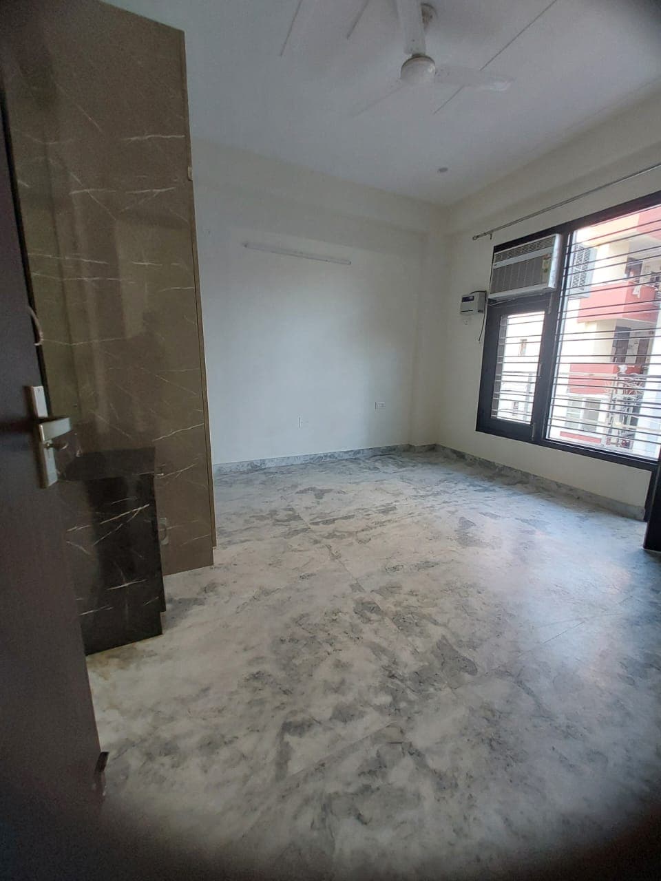 2 bhk Floor available on rent